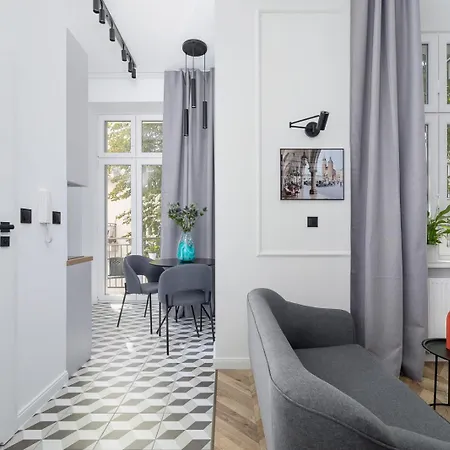 Graphite Apartment With Balcony By Square - Old Town
